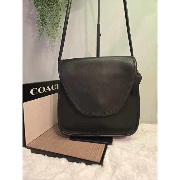 Coach Handbags - Vintage Coach Lindsay Bag #9888 USA Black EUC